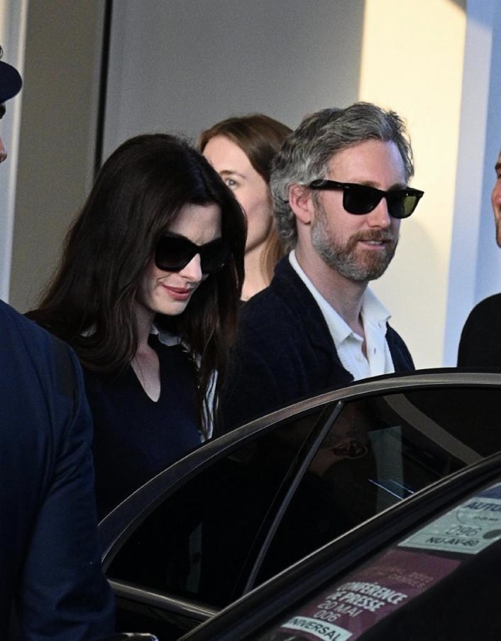 Anne-Hathaway-spotted-LILYSILK-s-Timeless-Mei-Silk-Knit-Polo-leaving